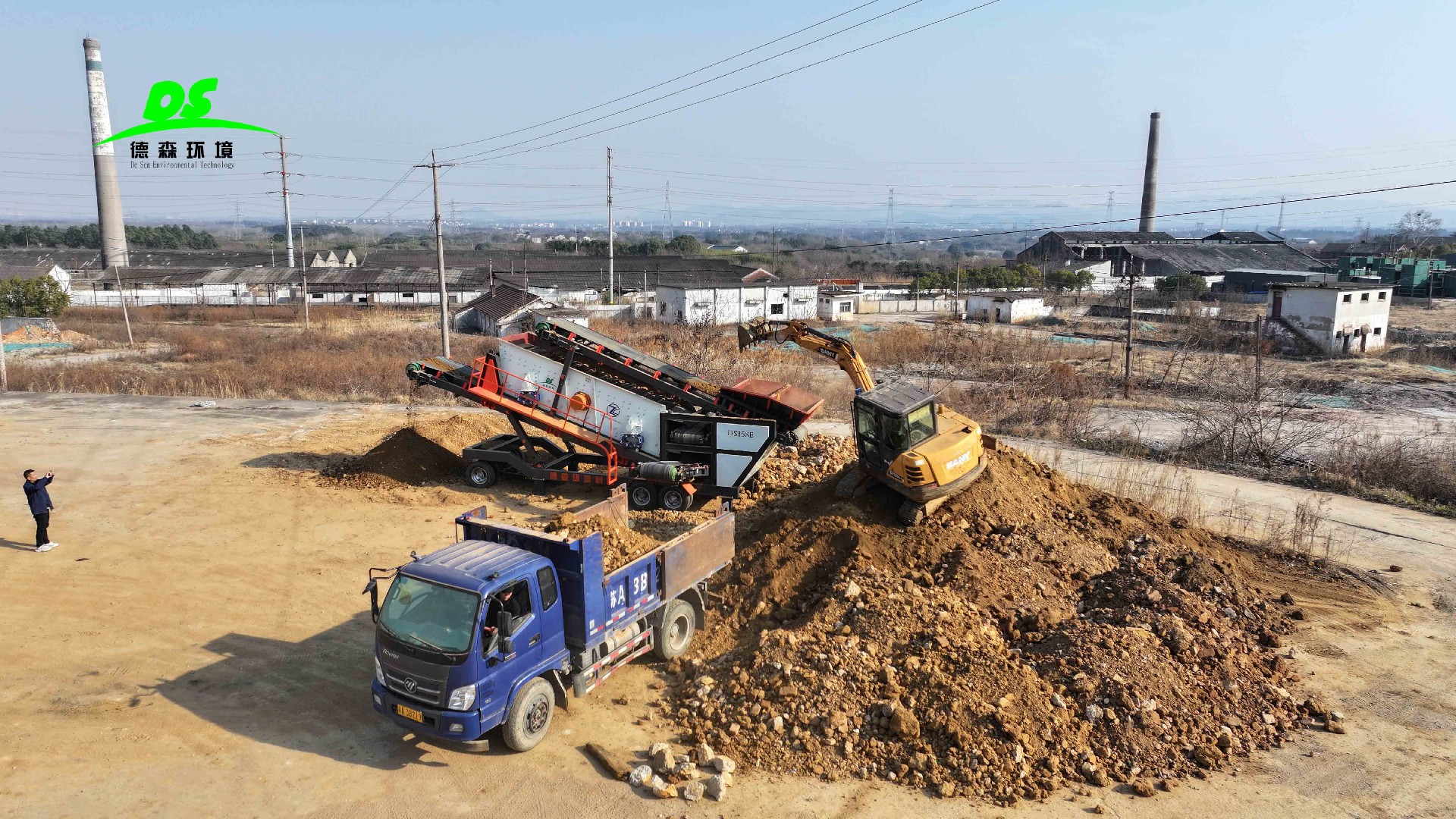 德森環(huán)境篩分車：用“移動(dòng)篩分”打通固廢資源化的“堵點(diǎn)”